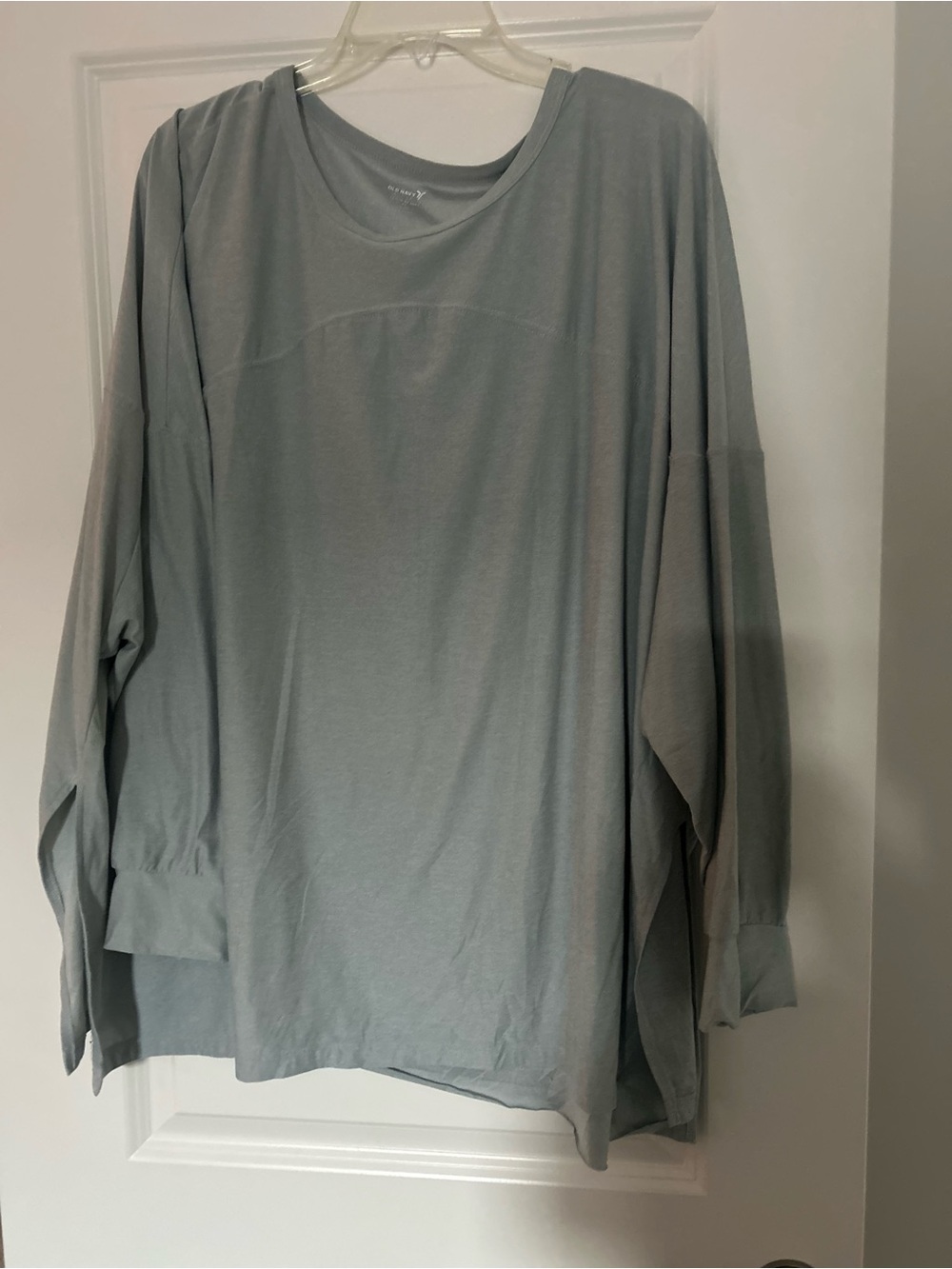 NWOT- Old Navy Women’s Active  Long-Sleeve Crewneck Shirt - Light Gray. Size 3x